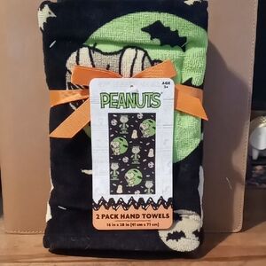 Peanuts Halloween Hand Towels in Black and Green